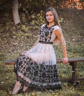 Стильное кремовое платье с черной вышивкой на евросетке "Квин" фото